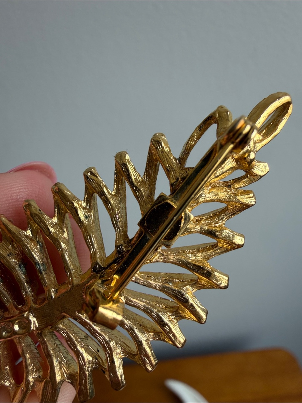 Vintage Gerry’s Gold Pearl Leaf Brooch- Whimsical , Elegant - Picture 5 of 5